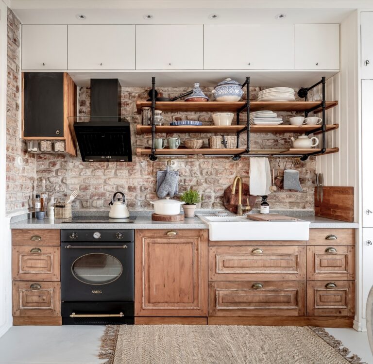 Wat zijn de voor- en nadelen van een backsplash in een teruggewonnen bakstenen keuken?